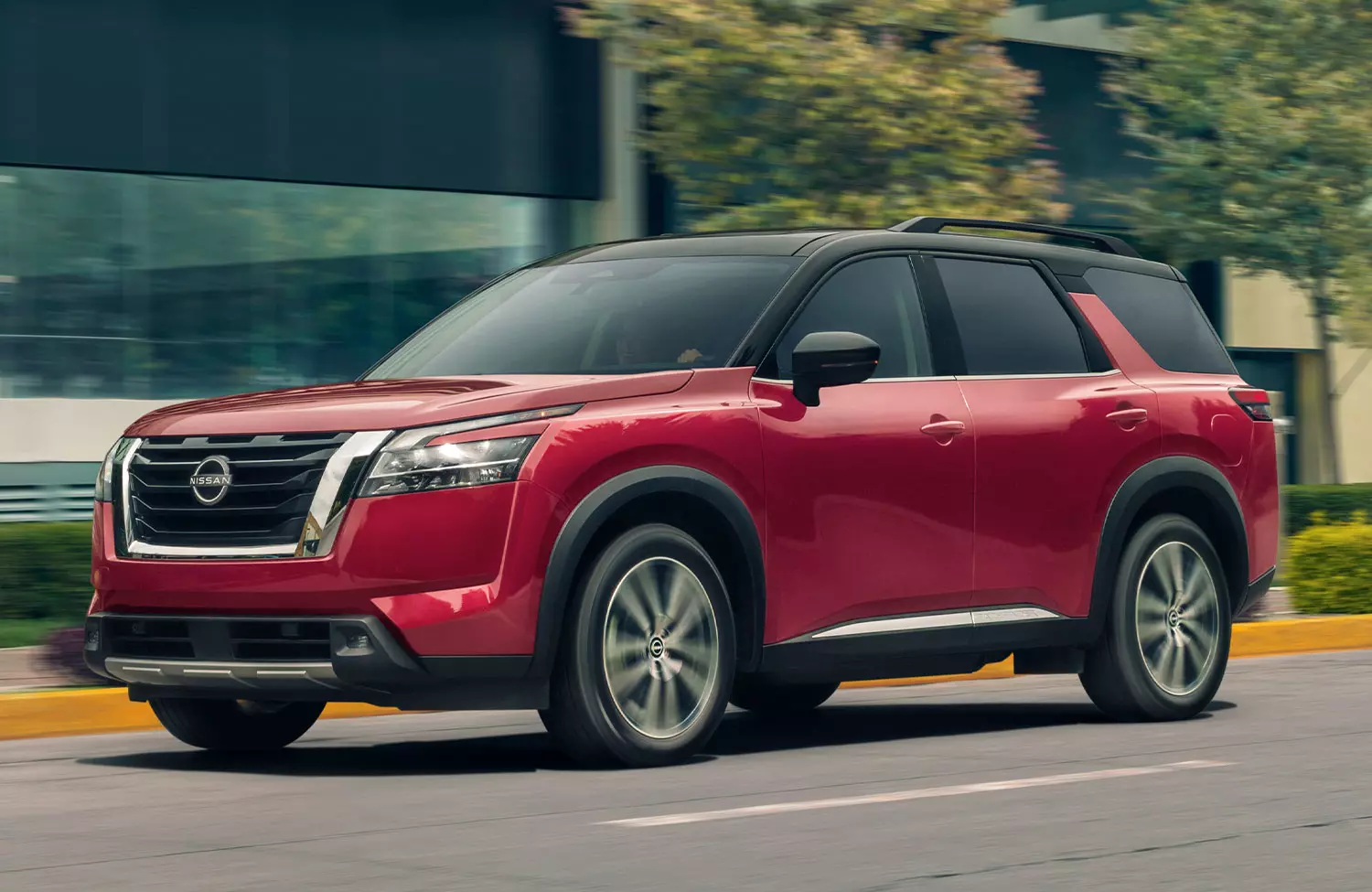 Compra tu camioneta Nissan Pathfinder roja aquí